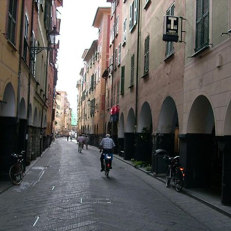 Vista sul carruggio, centro storico di Chiavari Esterno foto