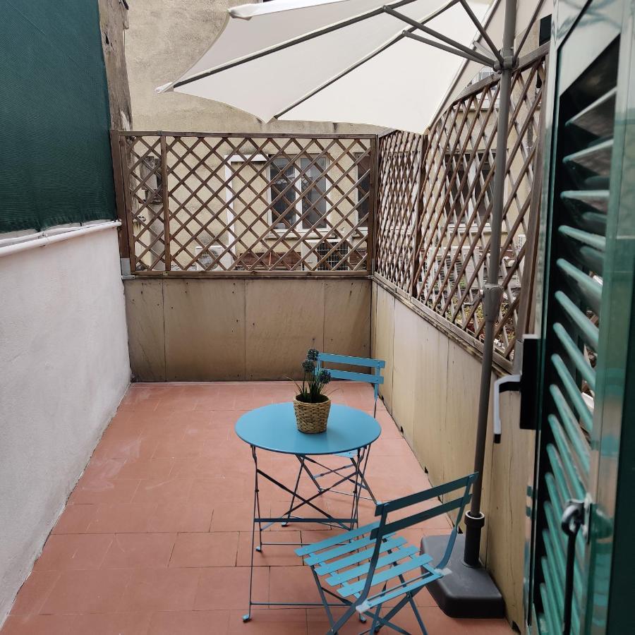 Vista sul carruggio, centro storico di Chiavari Esterno foto