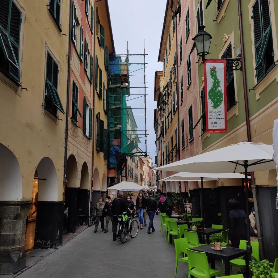 Vista sul carruggio, centro storico di Chiavari Esterno foto