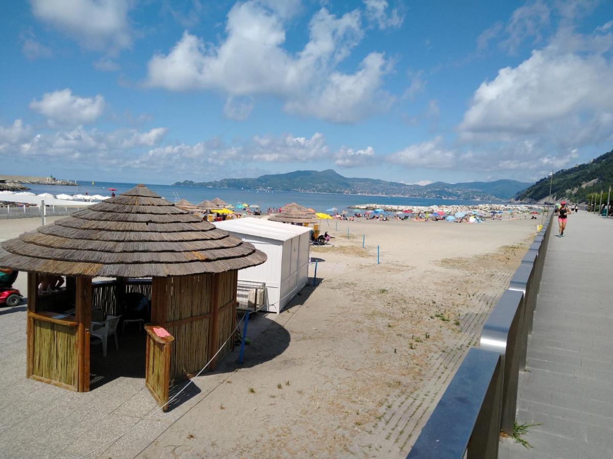 Vista sul carruggio, centro storico di Chiavari Esterno foto